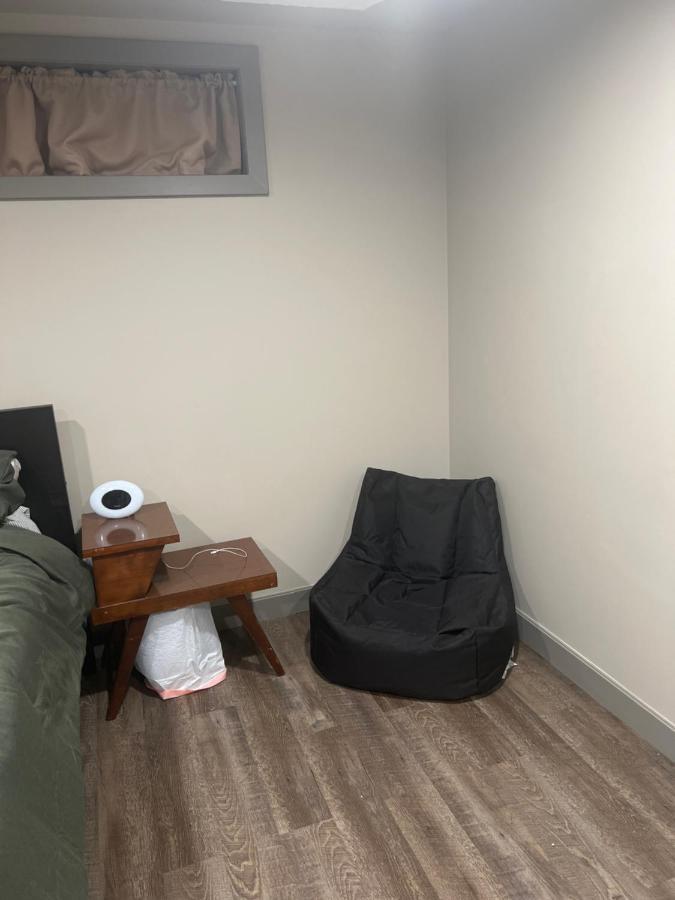 Spacious Room & Living Area In Nw! Calgary Ngoại thất bức ảnh