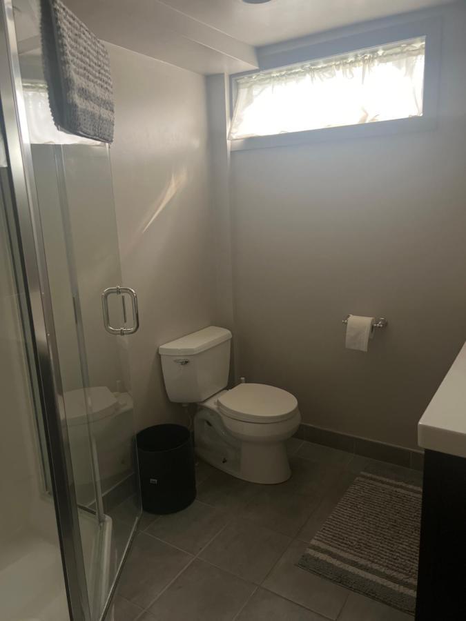 Spacious Room & Living Area In Nw! Calgary Ngoại thất bức ảnh