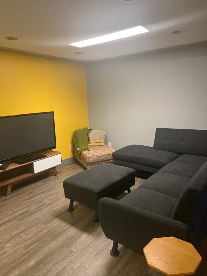 Spacious Room & Living Area In Nw! Calgary Ngoại thất bức ảnh